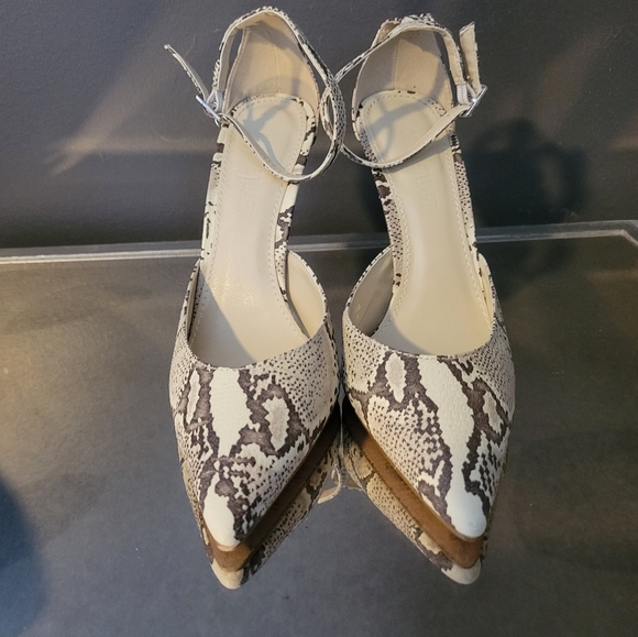 Colin Stuart Snakeskin Print Pumps - Picture 2 of 4